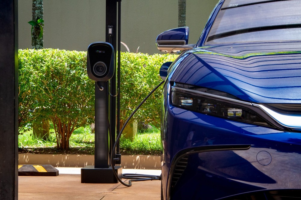 Lei que regulamenta recarga de carros elétricos em condomínios é promulgada na Bahia