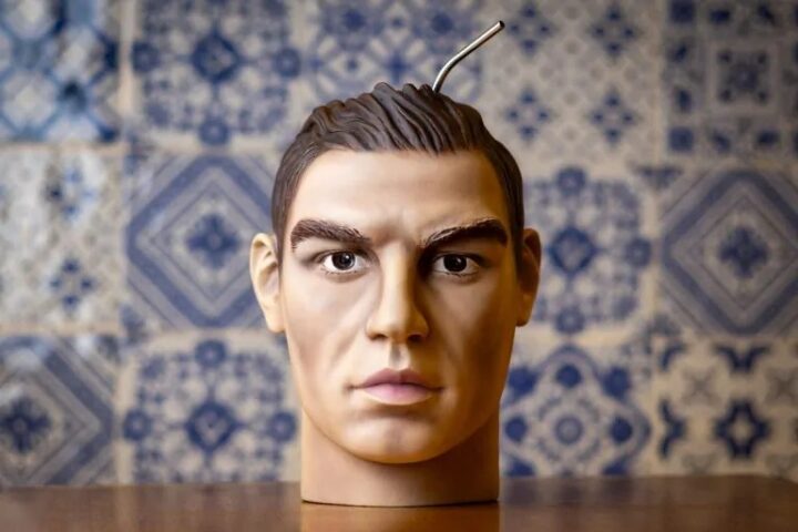 Bar em Salvador serve drinque em caneca no formato da cabeça de Cristiano Ronaldo