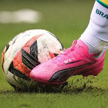 Por que tantos jogadores usam chuteira cor de rosa na Copa do Mundo?