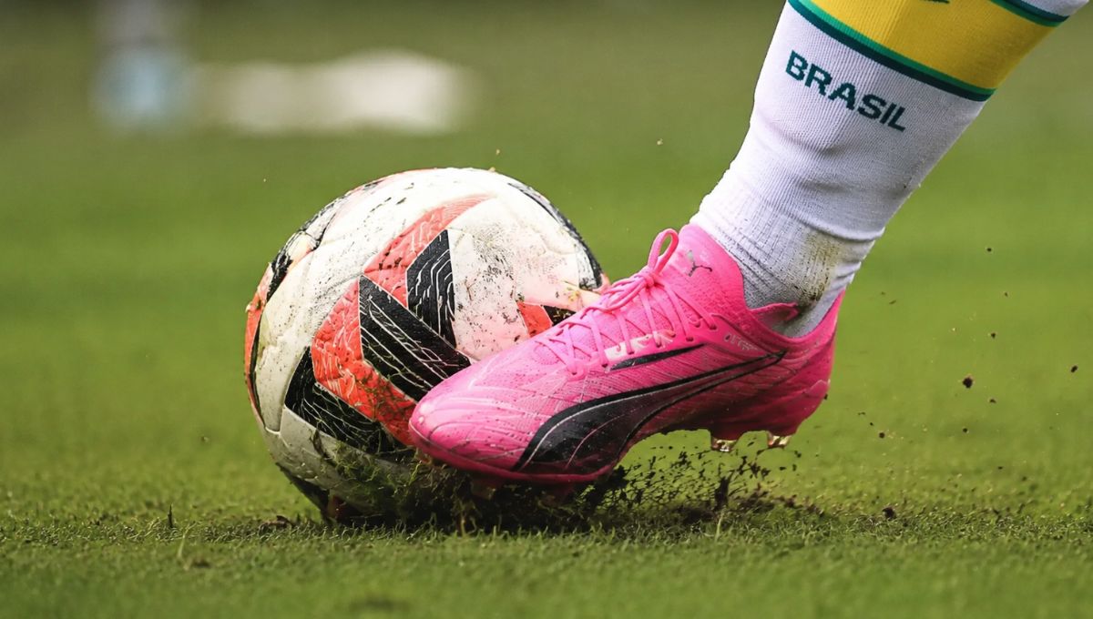 Por que tantos jogadores usam chuteira cor de rosa na Copa do Mundo?