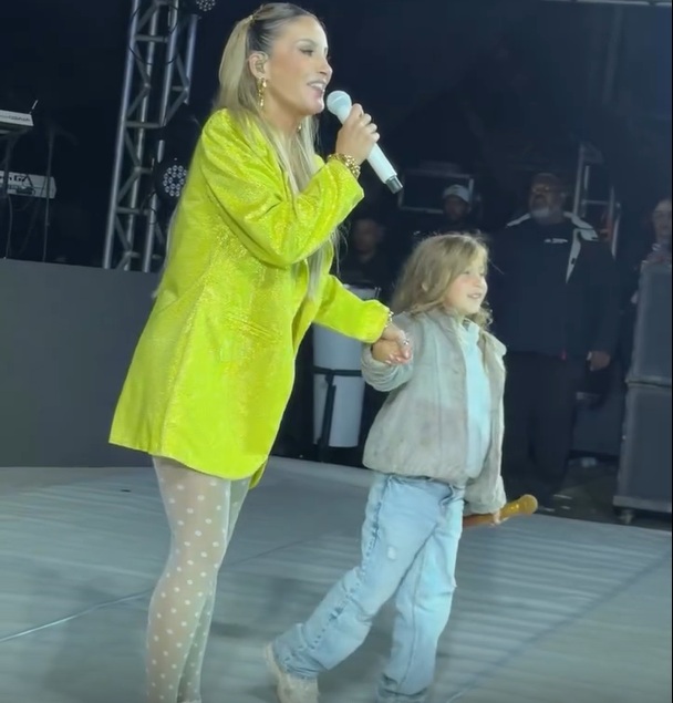 Filha de Claudia Leitte rouba a cena em show da mãe em São Paulo; veja vídeo