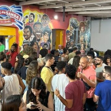 Pode beijar tranquilo: bar de Salvador suspende filmagens e diverte clientes no Dia dos Namorados