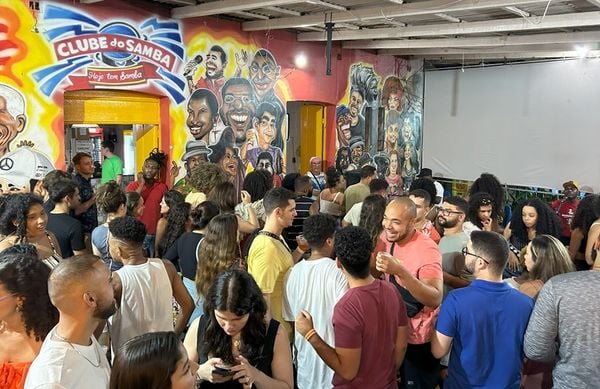 Pode beijar tranquilo: bar de Salvador suspende filmagens e diverte clientes no Dia dos Namorados