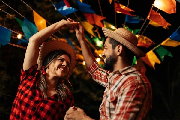 Dia dos Namorados, São João e Copa: veja as datas que devem movimentar a economia em junho