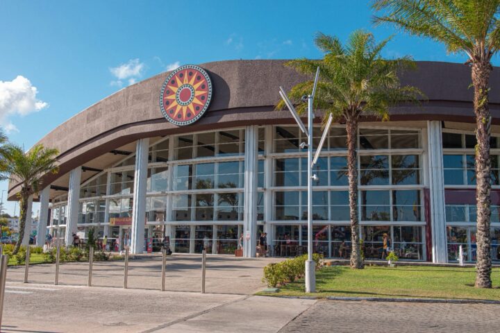 Outlet Premium Salvador promove arraiá com shows e descontos de até 70%