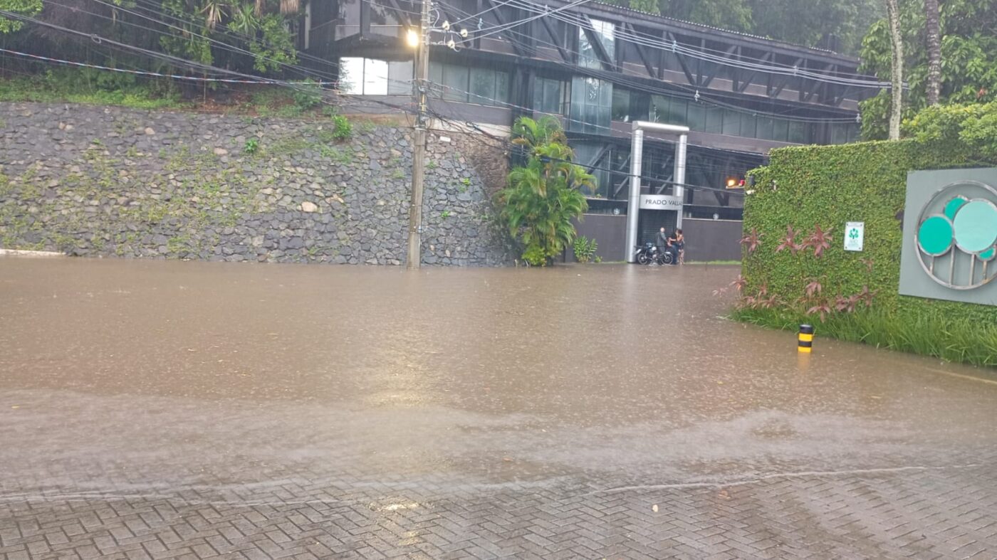Fortes chuvas provocam alagamento e interditam acesso à Alameda dos Ipês, no Horto Florestal