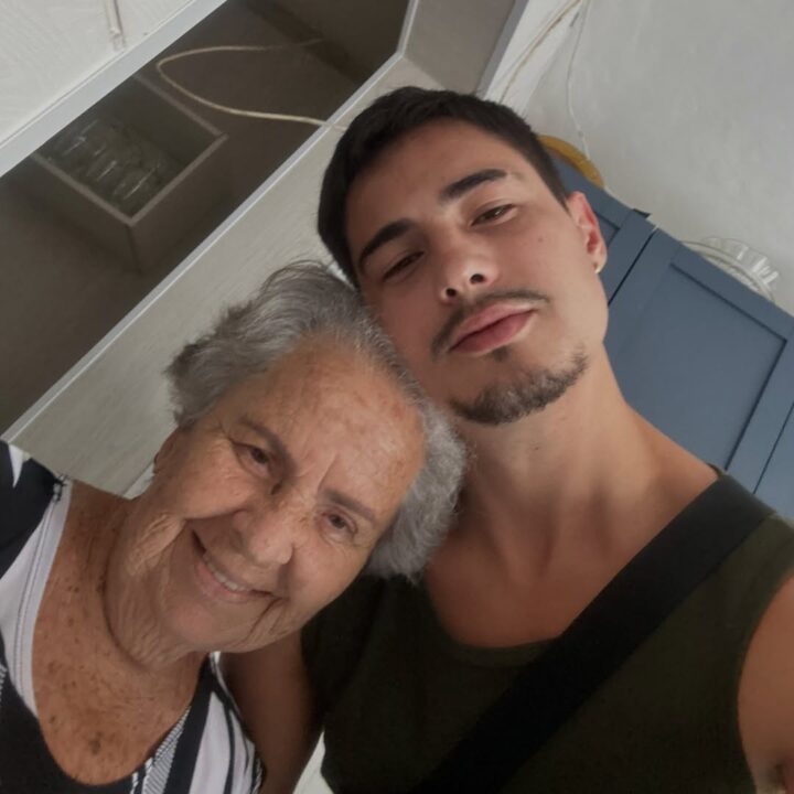 Danilo Mesquita lamenta morte da avó e emociona fãs com homenagem: ‘Seu menino’