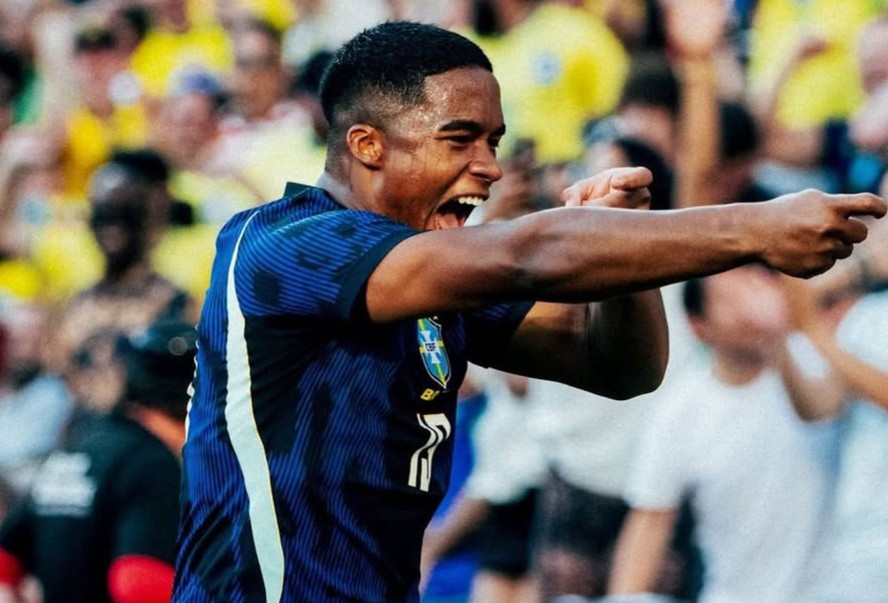 Endrick celebra gol em amistoso do Brasil, emociona torcedores e recebe apoio de Gabriely Miranda