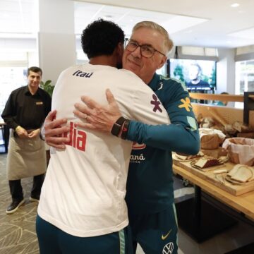 Éderson é recebido por Ancelotti após ser convocado para a Copa do Mundo