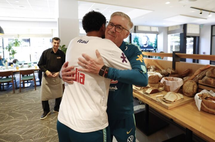 Éderson é recebido por Ancelotti após ser convocado para a Copa do Mundo