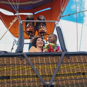 Shopping em Salvador celebra Dia dos Namorados com pedido de casamento em voo de balão