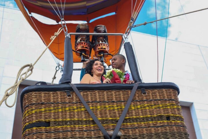 Shopping em Salvador celebra Dia dos Namorados com pedido de casamento em voo de balão