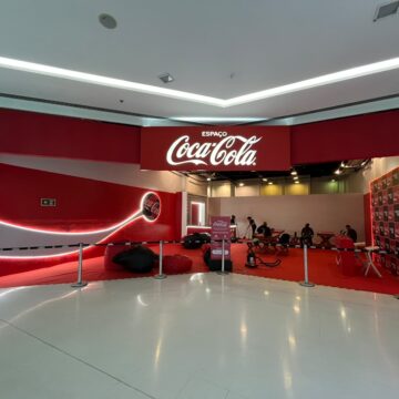 Salvador ganha arena oficial da Coca-Cola para troca de figurinhas da Copa do Mundo