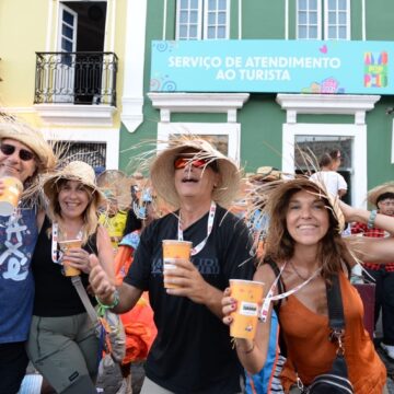 Turistas nacionais e estrangeiros movimentam o Pelourinho durante o São João da Bahia