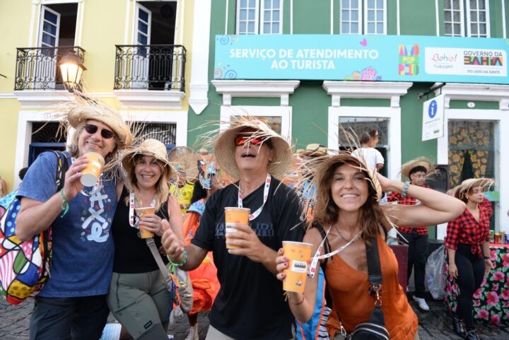 Turistas nacionais e estrangeiros movimentam o Pelourinho durante o São João da Bahia