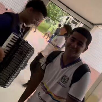 Estudantes viralizam tocando forró em escola e recebem elogio de vocalista do Natiruts