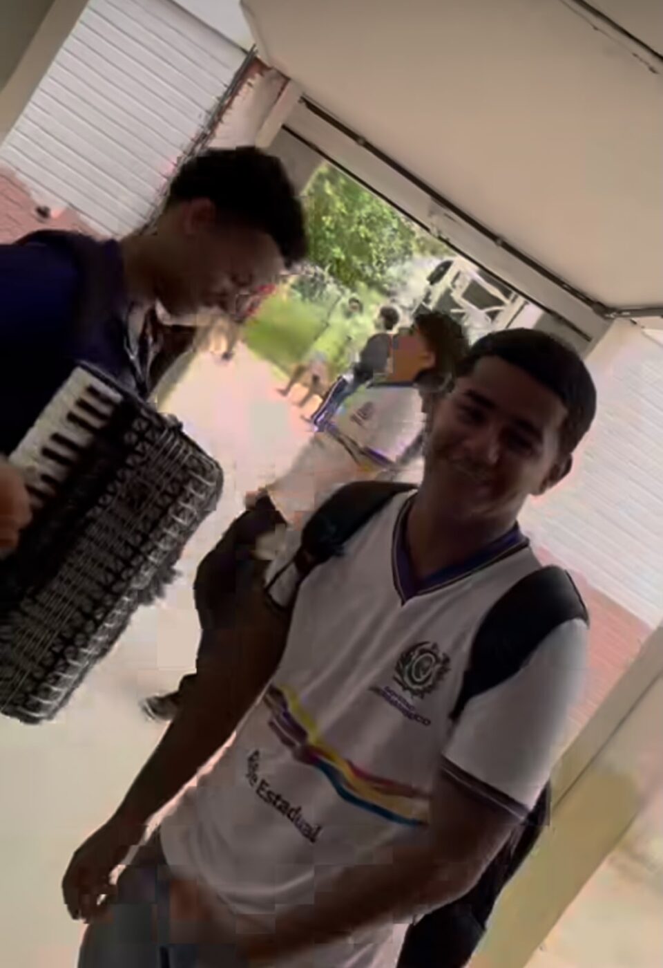 Estudantes viralizam tocando forró em escola e recebem elogio de vocalista do Natiruts