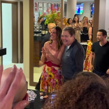 Faustão participa do aniversário da esposa em SP e ganha o primeiro pedaço do bolo