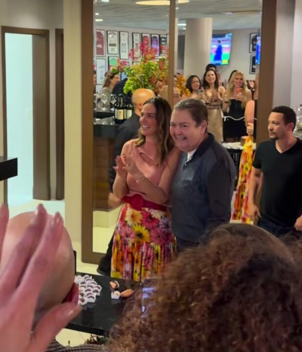 Faustão participa do aniversário da esposa em SP e ganha o primeiro pedaço do bolo