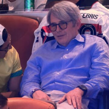 Curtindo o Brasil adoidado: ‘Ferris Bueller’ vê jogo da Seleção com camisa do São Paulo