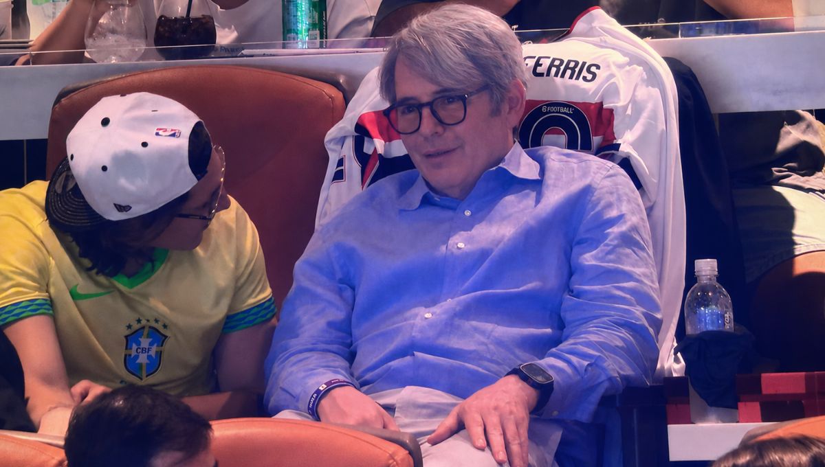 Curtindo o Brasil adoidado: ‘Ferris Bueller’ vê jogo da Seleção com camisa do São Paulo
