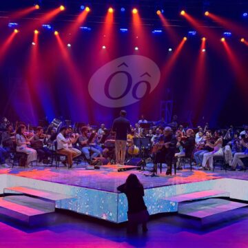 Gilberto Gil passa som para show que marca reabertura do Teatro Castro Alves