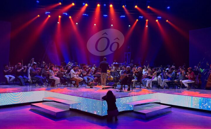 Gilberto Gil passa som para show que marca reabertura do Teatro Castro Alves