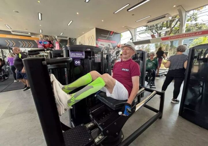 Aos 102 anos, idoso dirige o próprio carro e vai à academia cinco vezes por semana