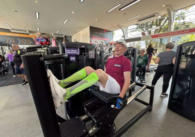 Aos 102 anos, idoso dirige o próprio carro e vai à academia cinco vezes por semana