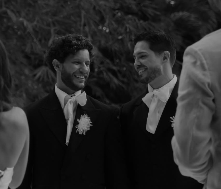 Igor Cosso abre álbum de fotos de casamento com bailarino do ‘Dança dos Famosos’