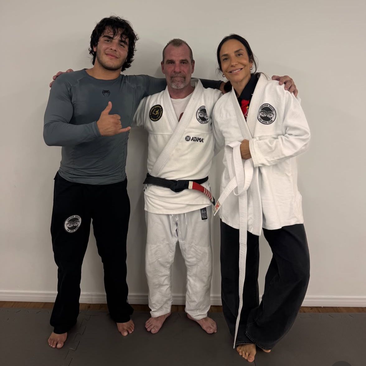 Ivete Sangalo posa com o filho durante treino de jiu-jitsu em Salvador