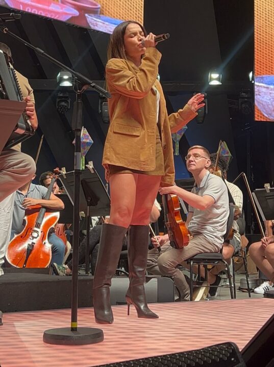 Juliette chega a Salvador e ensaia com a OSBA para show na Concha Acústica