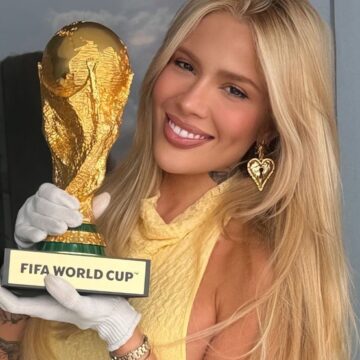 Karoline Lima compartilha foto com a taça da Copa do Mundo e brinca: ‘Já está na mão’