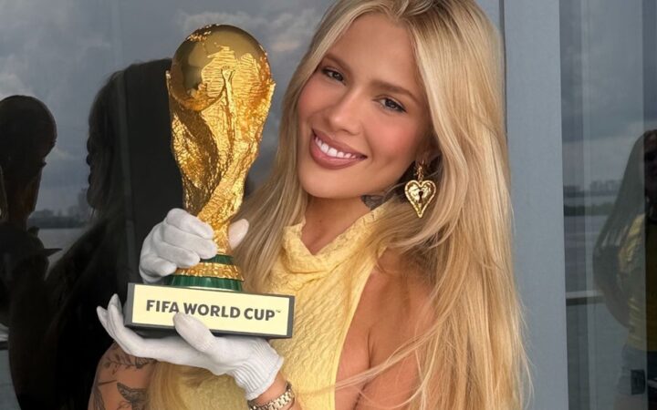 Karoline Lima compartilha foto com a taça da Copa do Mundo e brinca: ‘Já está na mão’