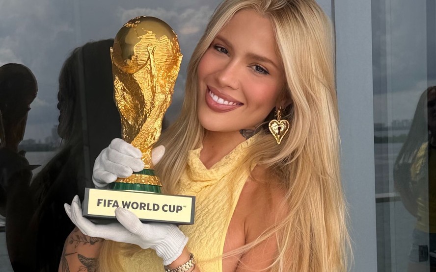 Karoline Lima compartilha foto com a taça da Copa do Mundo e brinca: ‘Já está na mão’