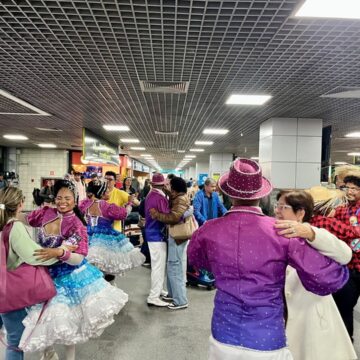 Turistas entram no clima do São João logo na chegada a Salvador com receptivo especial
