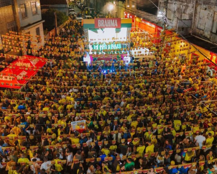 Torcedores lotam Rua Nº1 da Brahma em Salvador para estreia do Brasil na Copa