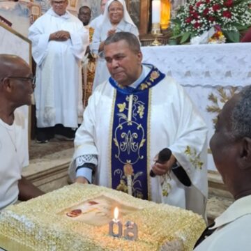 Padre Lázaro Muniz comemora 60 anos com missa festiva em Salvador