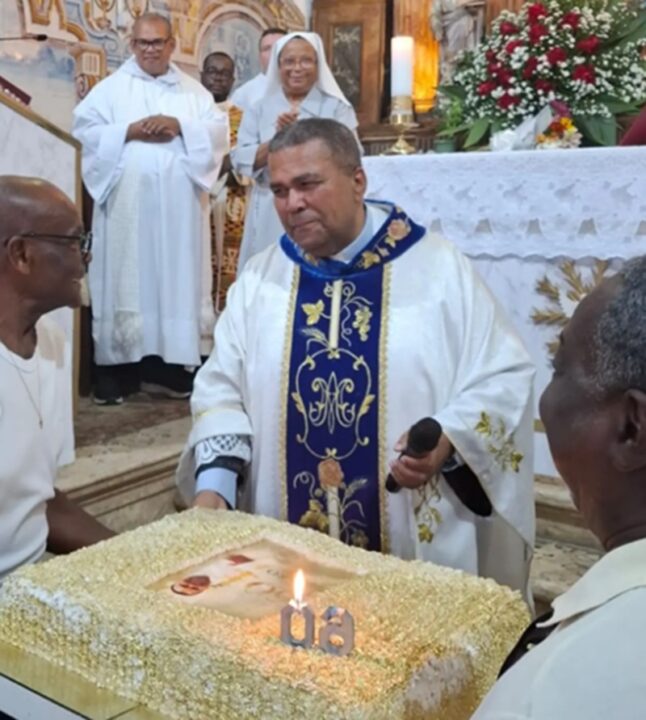 Padre Lázaro Muniz comemora 60 anos com missa festiva em Salvador