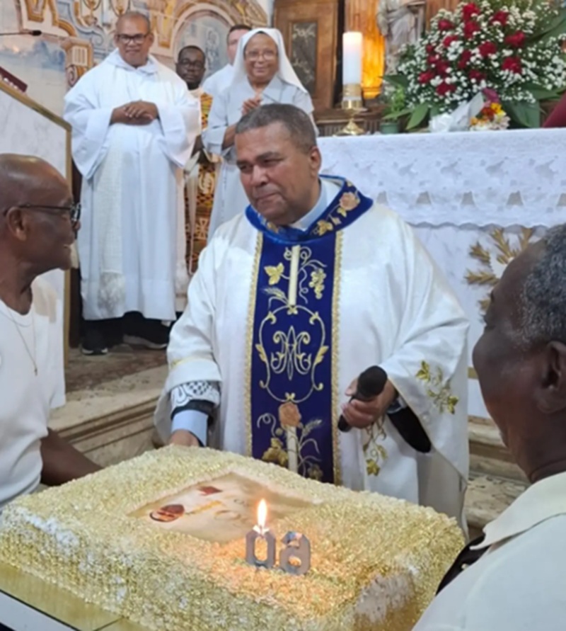 Padre Lázaro Muniz comemora 60 anos com missa festiva em Salvador