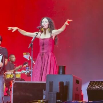 Marisa Monte canta hit de João Gomes em show e cantor se emociona