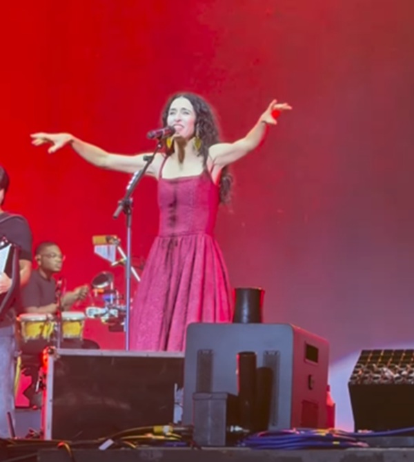 Marisa Monte canta hit de João Gomes em show e cantor se emociona