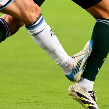 Messi deveria ter sido expulso em Argentina x Argélia? Lance divide opiniões