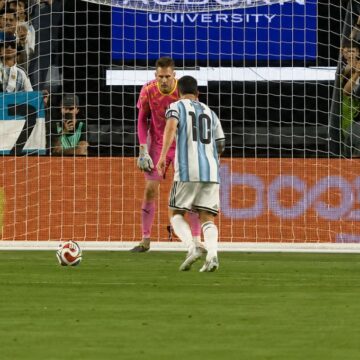 Com Messi decisivo, Argentina vence Islândia por 3 a 0 em amistoso e fecha preparação para a Copa