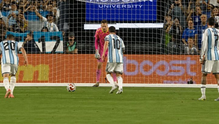 Com Messi decisivo, Argentina vence Islândia por 3 a 0 em amistoso e fecha preparação para a Copa