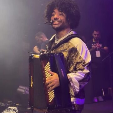 Após ‘pocket show’ em estrada, Mestrinho se apresenta em Lauro de Freitas