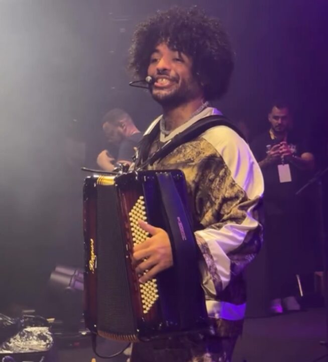 Após ‘pocket show’ em estrada, Mestrinho se apresenta em Lauro de Freitas