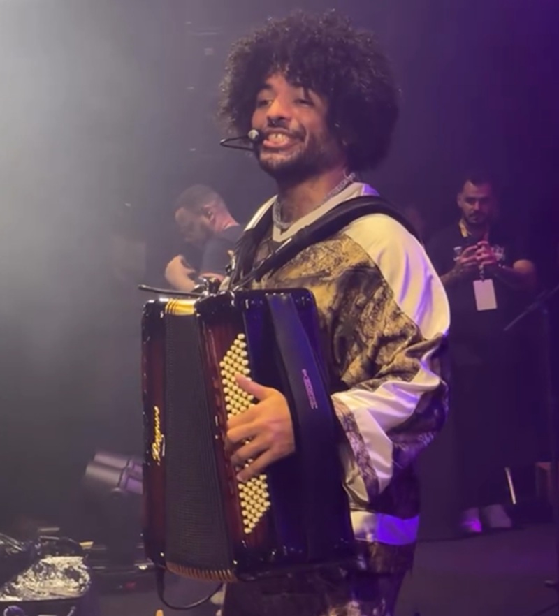 Após ‘pocket show’ em estrada, Mestrinho se apresenta em Lauro de Freitas