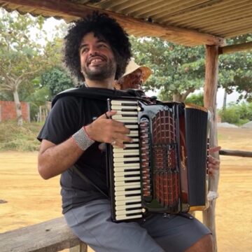 Mestrinho faz ‘pocket show’ na estrada após ônibus quebrar a caminho da Bahia; veja vídeo