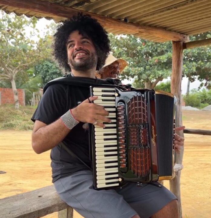 Mestrinho faz ‘pocket show’ na estrada após ônibus quebrar a caminho da Bahia; veja vídeo